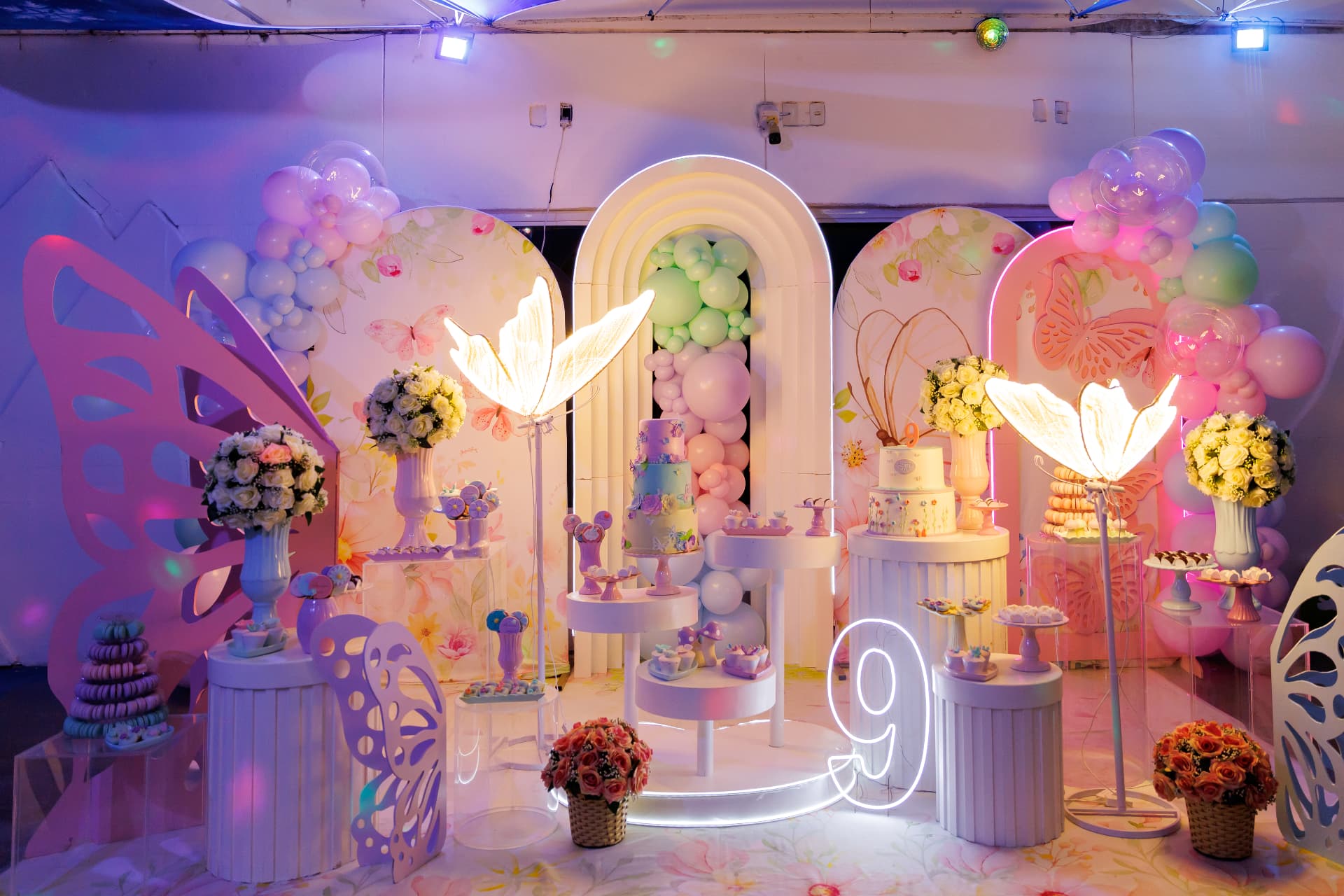 Decoração de festa de aniversário com balões e borboletas