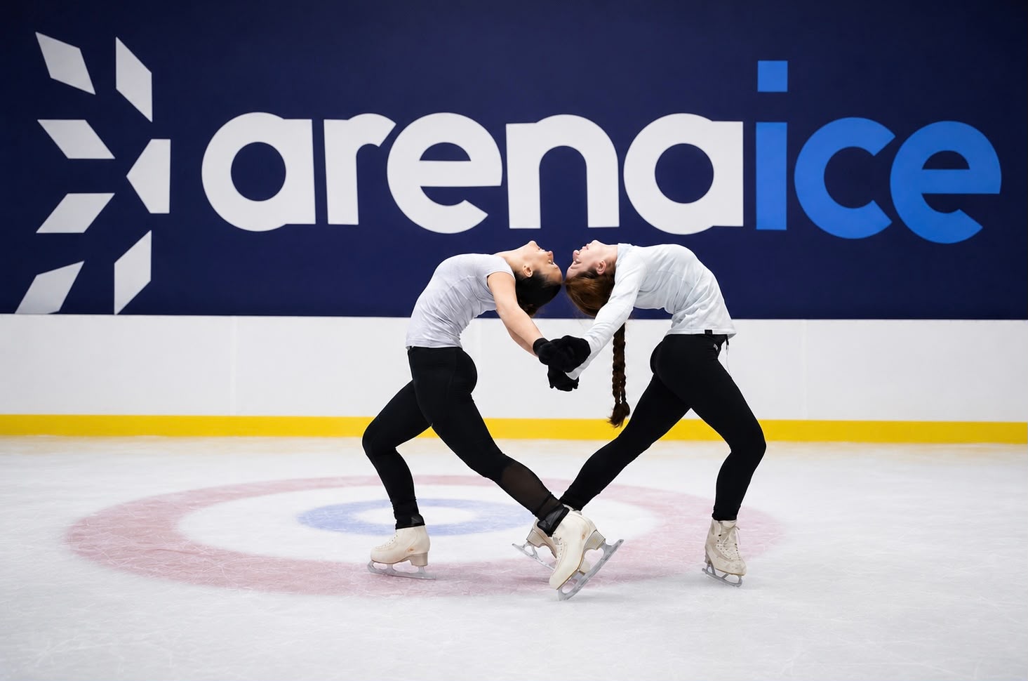 Dupla de patinadoras em apresentação no gelo